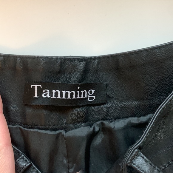 Black leather shorts, size xs. Condition like new. - Picture 4 of 4